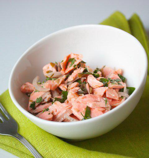 фото рецепта: Салат из лосося с петрушкой и каперсами