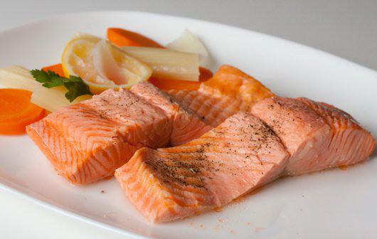 фото рецепта: Припущенный лосось с овощами
