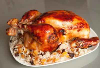 фото рецепта: Курица, фаршированная рисом и сухофруктами
