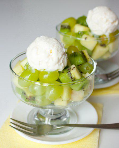 фото рецепта: Зеленый фруктовый салат с мороженым