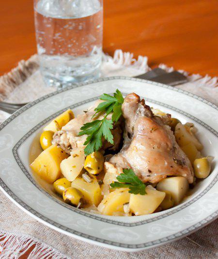 фото рецепта: Тушеный кролик с картофелем и оливками
