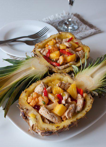 фото рецепта: Салат из индейки в ананасе