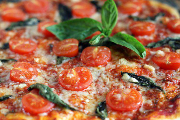 фото рецепта: Пицца с помидорами черри и базиликом
