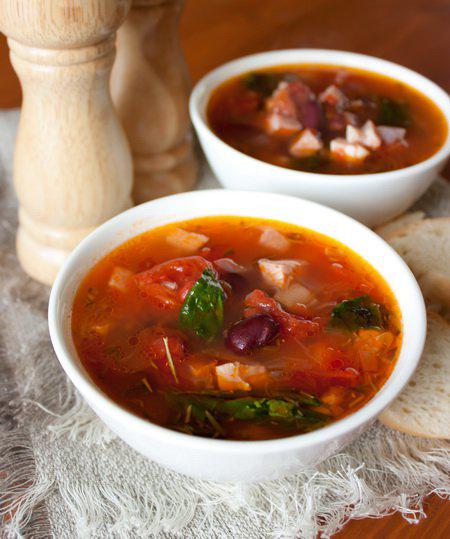фото рецепта: Мясной суп с фасолью и томатами