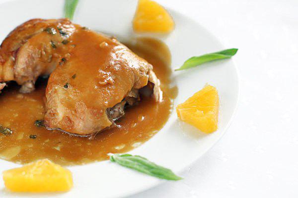 фото рецепта: Курица с шалфеем в апельсиновом соусе
