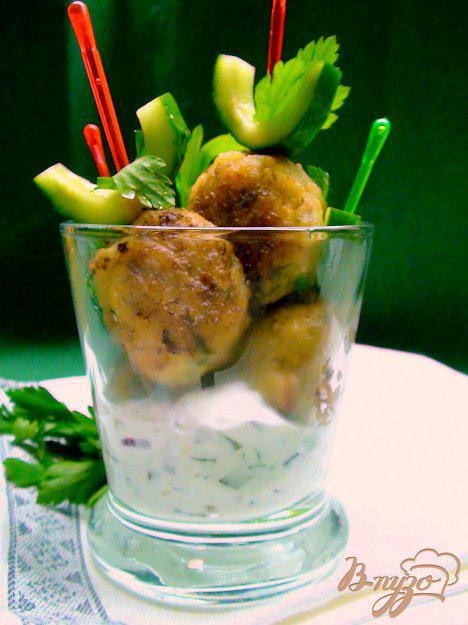 фото рецепта: Рыбные шарики на шпажках с соусом тар-тар.