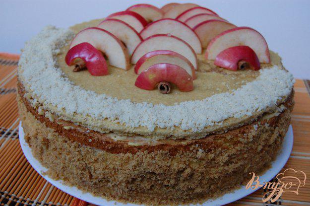 фото рецепта: Яблочный торт с карамельным Баварским муссом с корицей