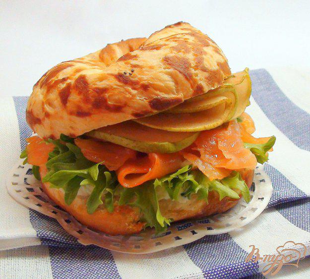 фото рецепта: Сэндвич-бублик с сёмгой, грушей и сырным кремом.