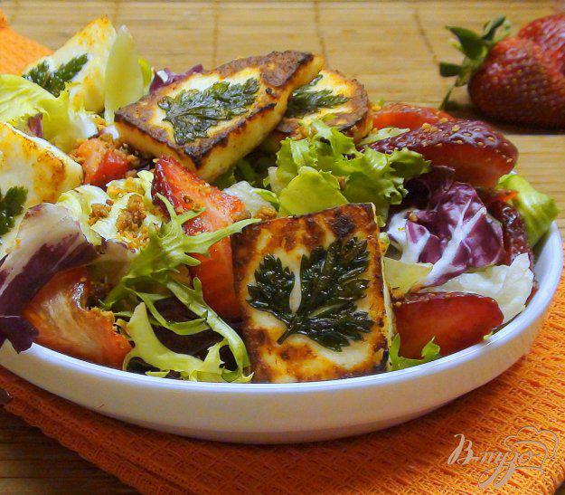 фото рецепта: Салат с клубникой, жаренный сыром и миндалём.