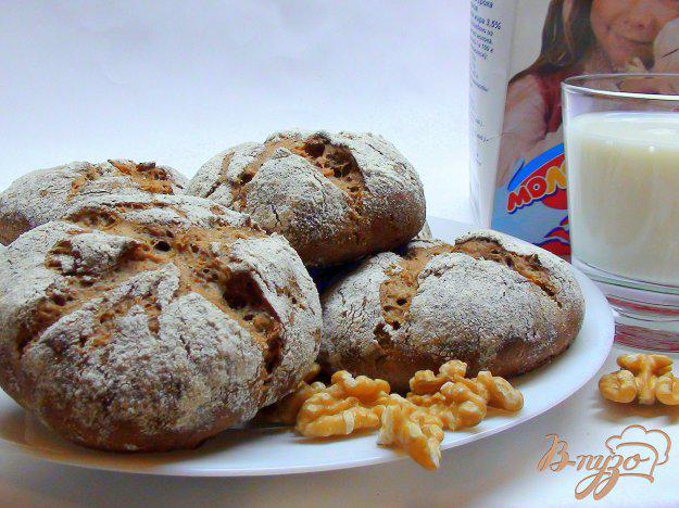 фото рецепта: Ржаные булочки с грецкими орехами.
