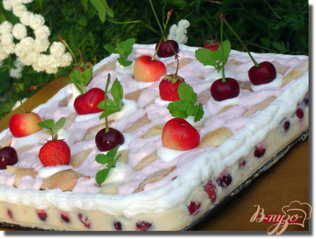 фото рецепта: Десертный торт «Клубнично-вишневая нежность»
