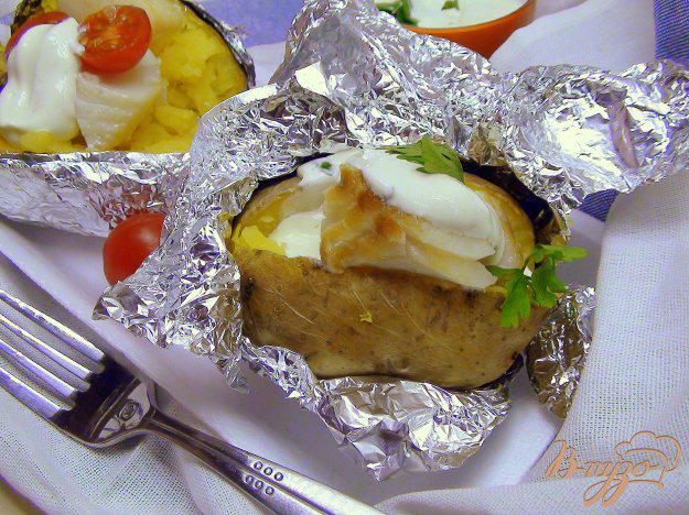 фото рецепта: Печёная картошка с холодной треской и сметанным соусом. Вкусные выходные.