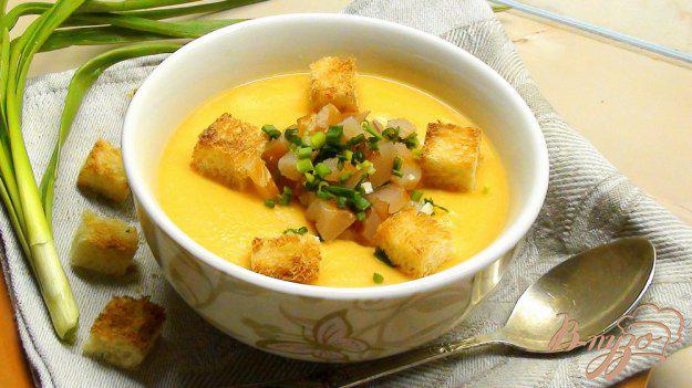 фото рецепта: Гороховый суп пюре с сырокопчёной куриной грудкой, зелёным луком и гренками.