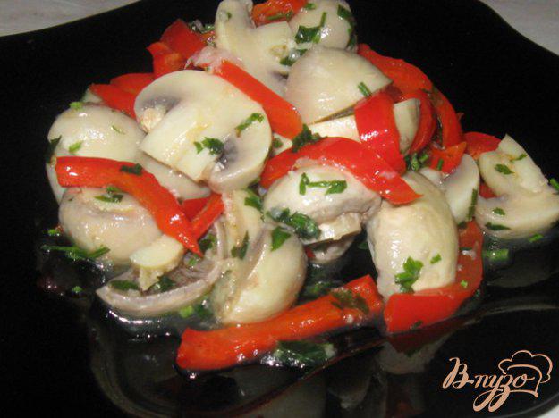 фото рецепта: Маринованные шампиньоны с красным болгарским перцем