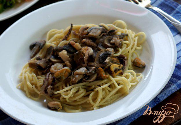 фото рецепта: Спагетти с шампиньонами и коктейлем из морепродуктов