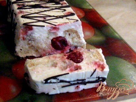 фото рецепта: Сметанно-бисквитный десерт с вишней