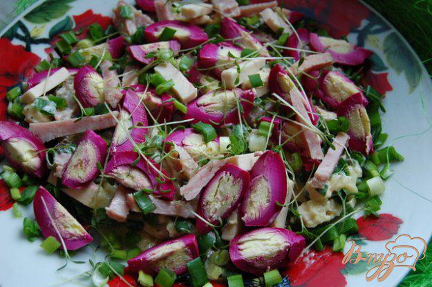 фото рецепта: Пикантный розовый салат с маринованными яйцами