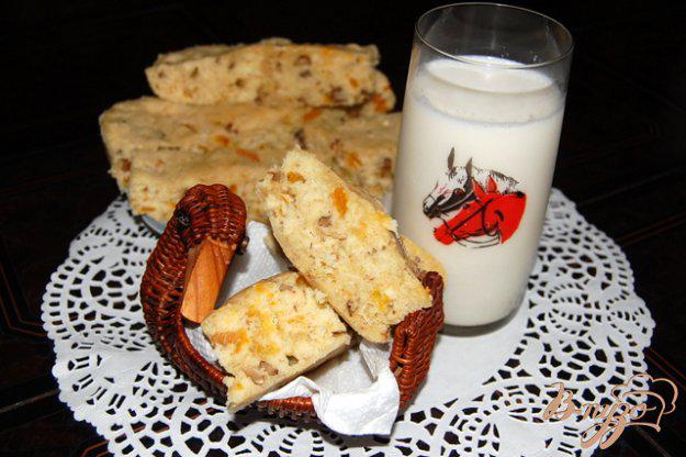 фото рецепта: Медовый бисквит с орехами и курагой из микроволновки