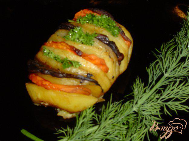 фото рецепта: Картошка-гармошка с грибами и морковью