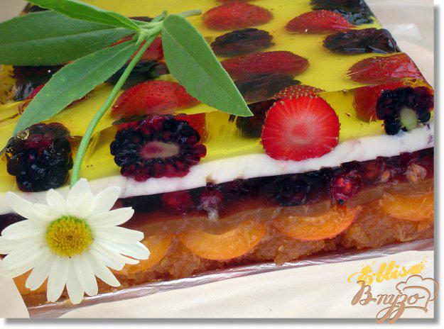 фото рецепта: Желейный торт с ягодами и шоколадной крошкой