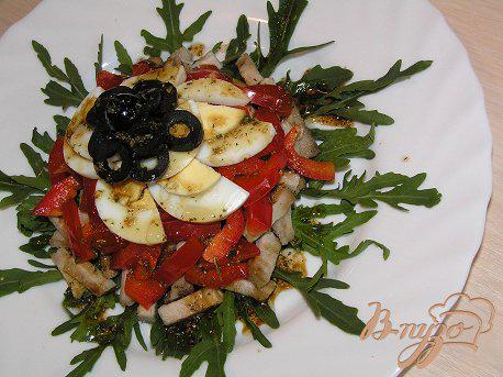 фото рецепта: Мясной салат с рукколой и перцем