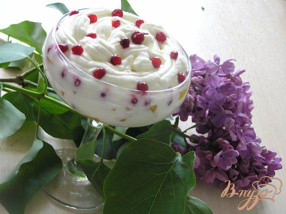 фото рецепта: Фруктово-ягодный десерт со взбитыми сливками
