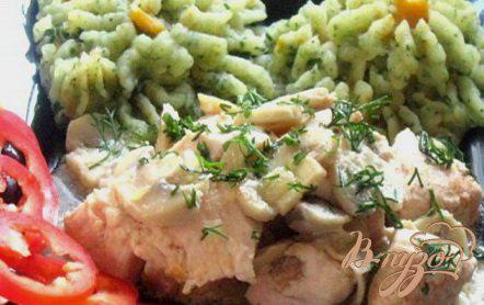 фото рецепта: Куриная грудка с грибами в сметанно-яичном соусе и цветное пюре