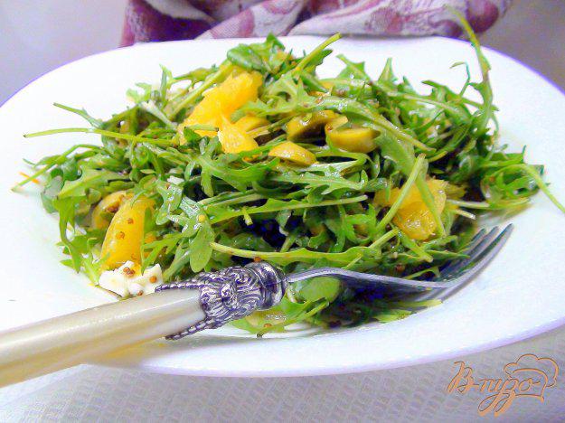 фото рецепта: Пикантный салат с рукколой и апельсином.