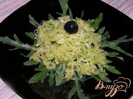 фото рецепта: Салат из зеленой редьки с рукколой