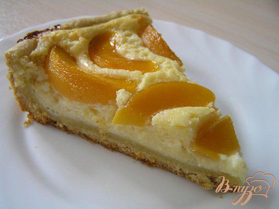 фото рецепта: Творожно-лимонный пирог с персиками