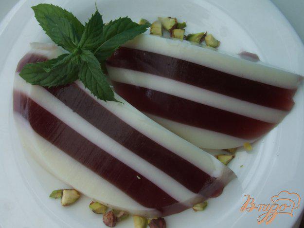фото рецепта: Молочно-ягодное желе с мятой и фисташками