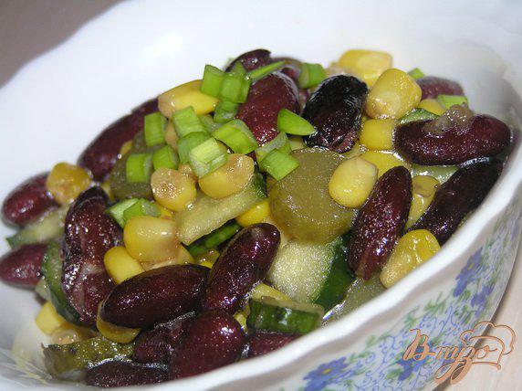 фото рецепта: Салат из фасоли с кукурузой и огурчиками