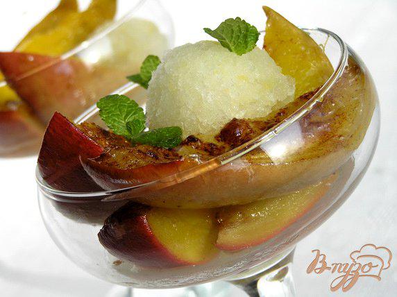фото рецепта: Печеное манго с корицей и мороженым