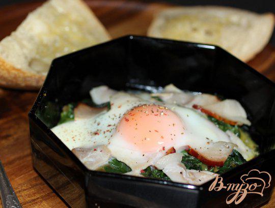 фото рецепта: Запеченное яйцо со шпинатом и ветчиной