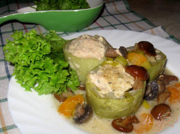 фото рецепта: Фаршированные кабачки в соусе из опят и шампиньонов