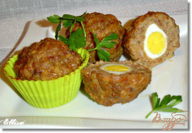 фото рецепта: Маффины мясные с перепелиными яйцами