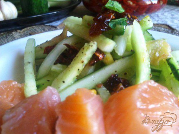 фото рецепта: Салат из свежих огурцов с сушеными помидорами