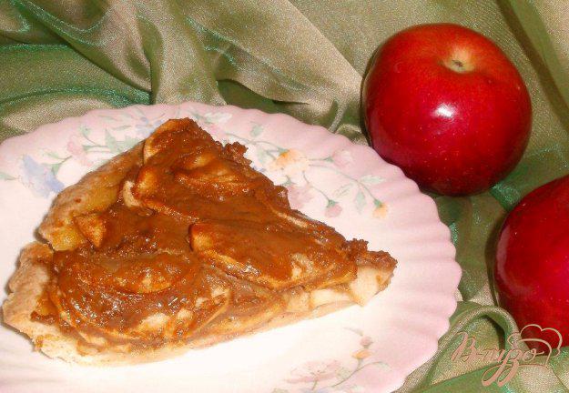 фото рецепта: Яблочный пирог с вареным сгущенным молоком