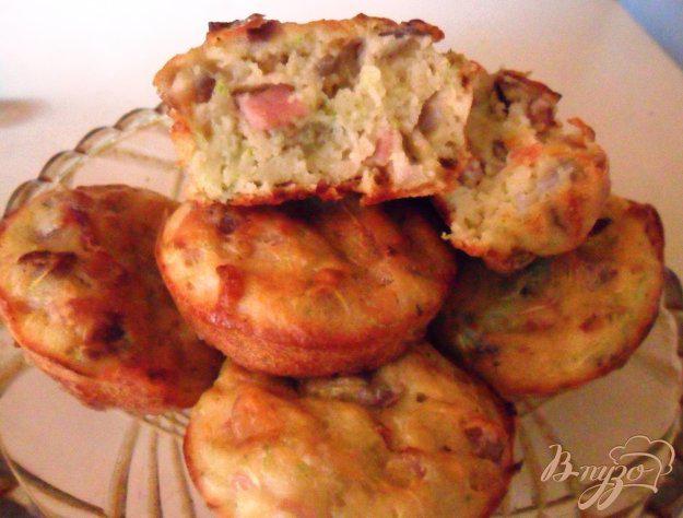 фото рецепта: Кабачковые кексы с луком и беконом