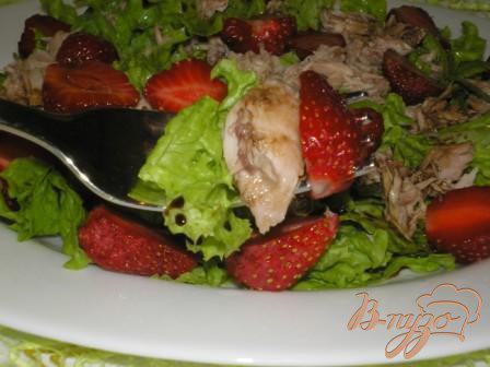 фото рецепта: Салат с тунцом и клубникой