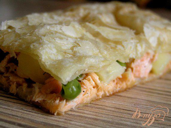 фото рецепта: Слоеный пирог с форелью, картофелем и зеленым горошком