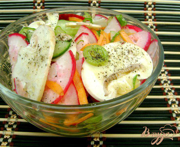 фото рецепта: Овощной салат со свежими шампиньонами