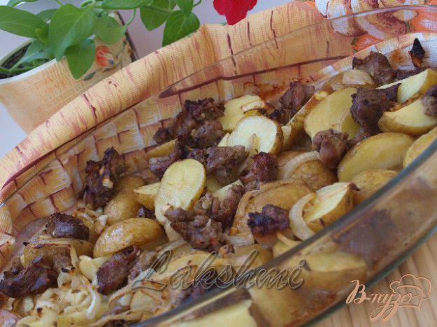 фото рецепта: Свинина в чесночном маринаде с картофелем в духовке