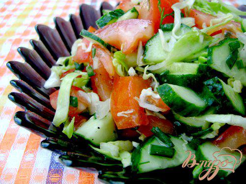 фото рецепта: Салат с помидорами, огурцами и молодой капустой