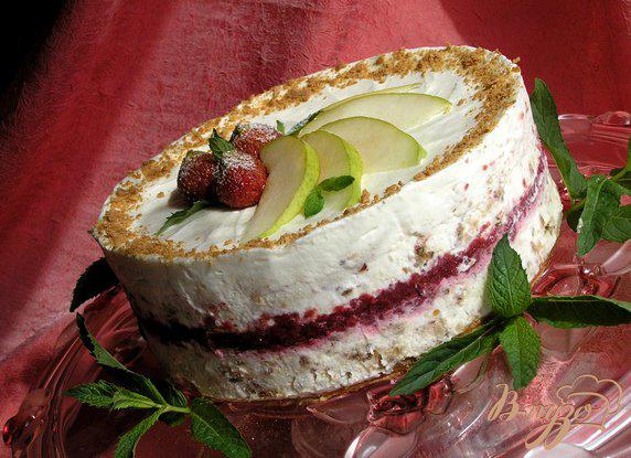 фото рецепта: Торт-мороженое с безе и красными ягодами