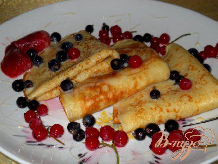 фото рецепта: Заварные блины с ягодами и сгущенкой
