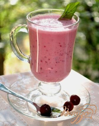 фото рецепта: Йогуртовый вишневый коктейль