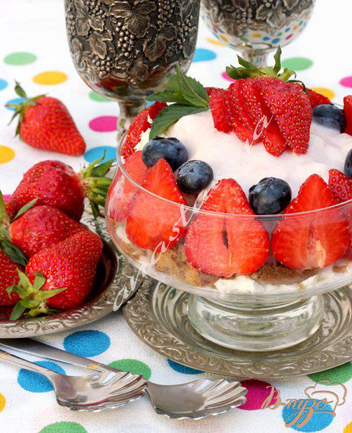 фото рецепта: Творожный десерт с ягодами, печеньем и сливочным кремом!