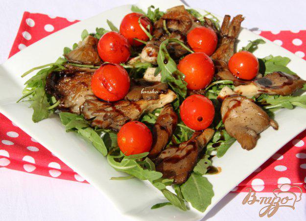 фото рецепта: Тёплый салат с рукколой и вешенками