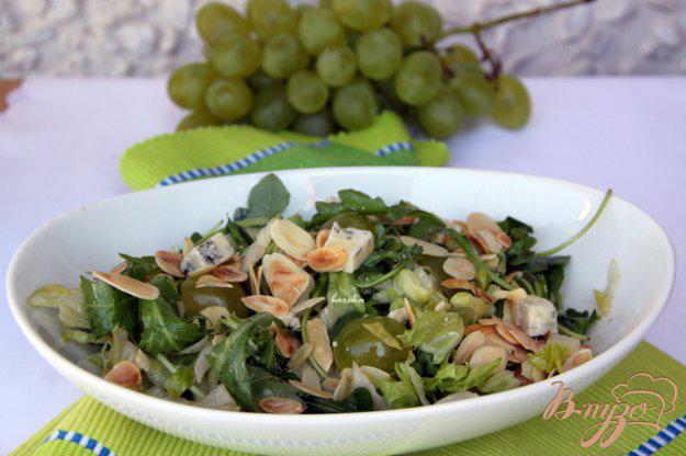 фото рецепта: Салат с  рукколой, виноградом, горгонзолой и миндальными лепестками